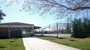 Část sportovního areálu, vlevo je ping-pong a taneční sál.