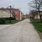 Vlevo chlapecké koleje, vpravo dívčí.