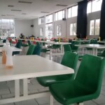 Jídelna je zde opravdu velká a opravdu dokáže být plná, že je problém najít místo.