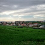 Výhled na vesničku Terpsithea kousek od kampusu